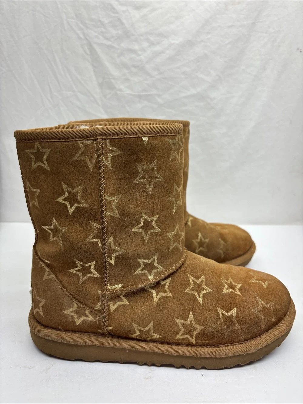 UGG star print, size 4 big girl, box 72